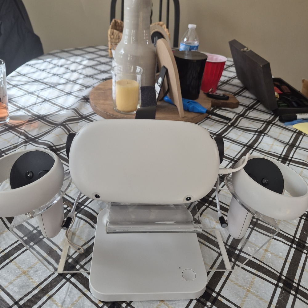 Oculus White VR Headset with Controllers
